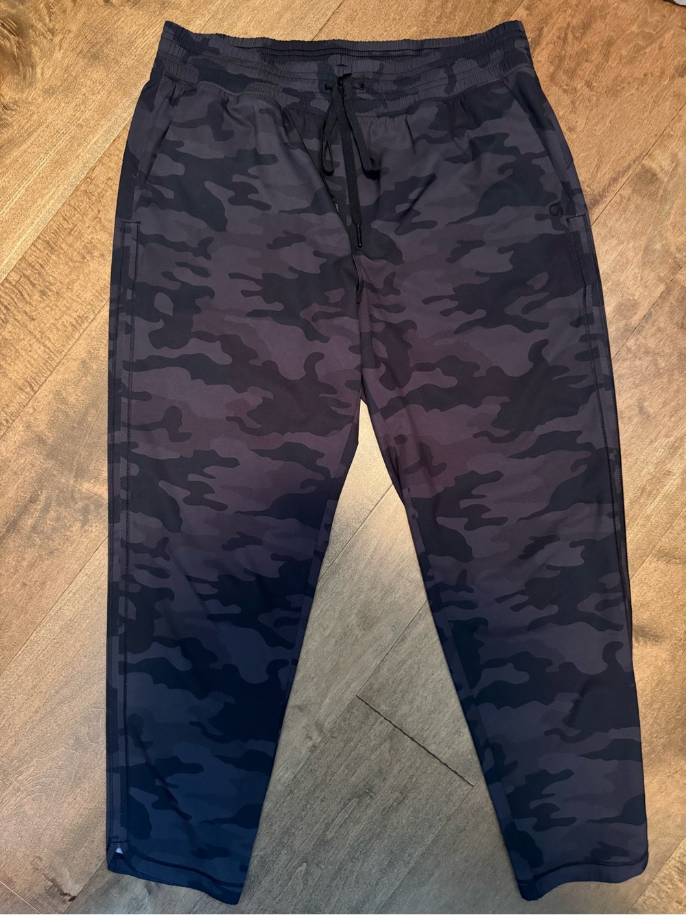 GAP Women’s Black & Gray Camo Joggers